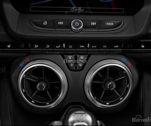 Đánh giá xe Chevrolet Camaro 2017: Bảng điều khiển trung tâm a4
