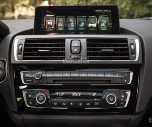 Đánh giá xe BMW 2-Series 2017 về bảng điều khiển trung tâm a1