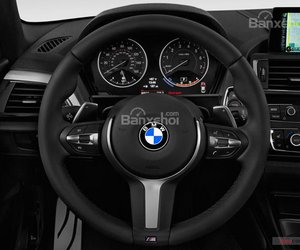Đánh giá xe BMW 2-Series 2017: Vô-lăng 3 chấu thể thao tích hợp các nút điều khiển chức năng a1