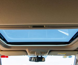 Đánh giá xe Mitsubishi Pajero Sport 2017: Cửa sổ trời.