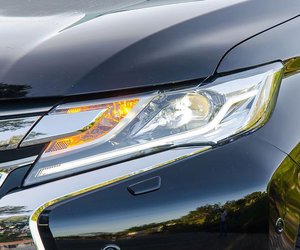 Đánh giá xe Mitsubishi Pajero Sport 2017: Đèn pha Projector sắc cạnh.