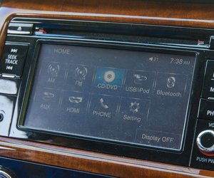 Đánh giá xe Mitsubishi Pajero Sport 2017: Hệ thống thông tin giải trí với màn hình cảm ứng.