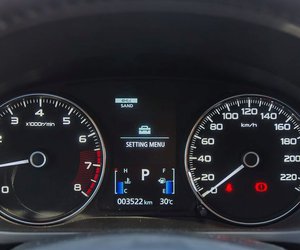 Đánh giá xe Mitsubishi Pajero Sport 2017: Bảng đồng hồ hiển thị thông số trực quan hơn.