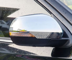Đánh giá xe Mitsubishi Pajero Sport 2017: Gương chiếu hậu chỉnh gập điện tích hợp đèn báo rẽ.