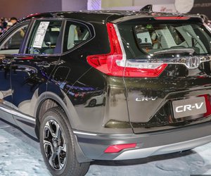 Đánh giá xe Honda CR-V 2018 bản 7 chỗ: Cốp chỉnh điện rảnh tay.