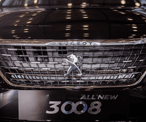 Đánh giá xe Peugeot 3008 2018: Lưới tản nhiệt hình thang ngược  1