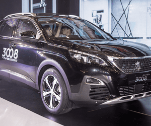 Đánh giá xe Peugeot 3008 2018: Tay nắm cửa mạ crom 1